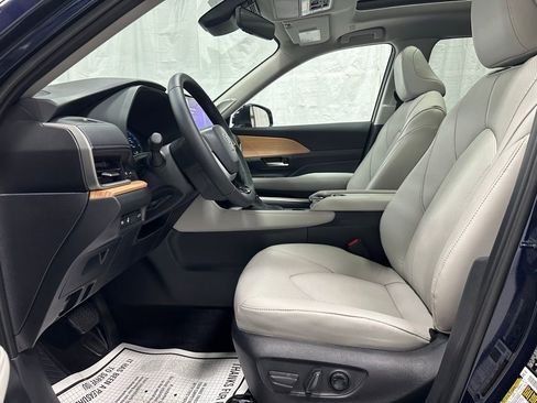 Used 2025 Toyota Grand Highlander AWD image 14