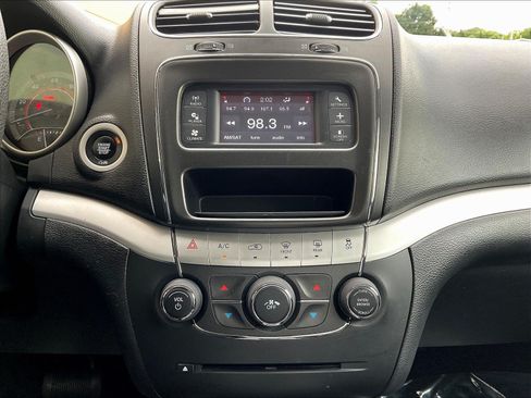 Used 2017 Dodge Journey SXT w/ Comfort/Convenience Group FWD image 14