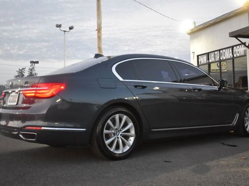 Used 2017 BMW 740i image 9
