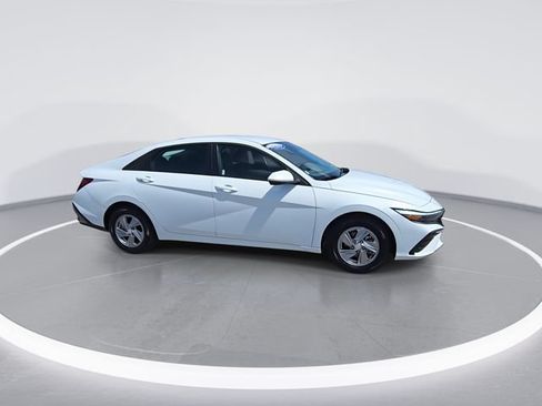 Used 2025 Hyundai Elantra SE FWD image 2