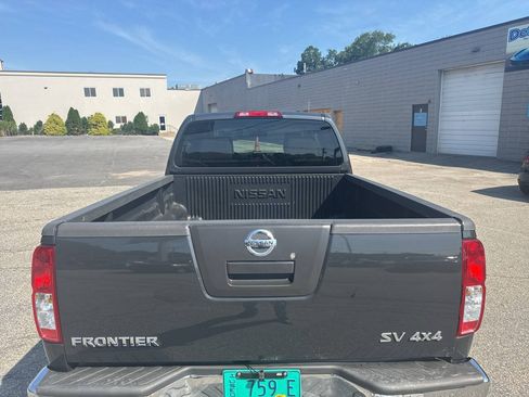 Used 2011 Nissan Frontier SV AWD/4WD image 9