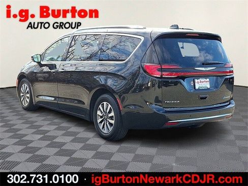 Used 2021 Chrysler Pacifica Touring-L image 4