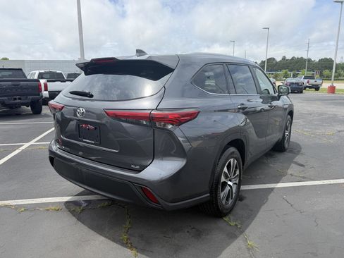 Used 2023 Toyota Highlander XLE FWD image 7