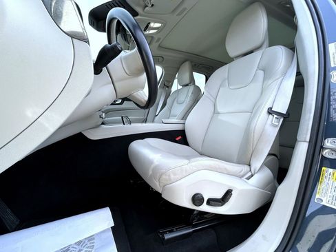 Used 2023 Volvo XC60 B5 Plus image 10