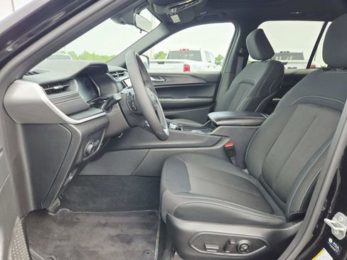 Used 2025 Jeep Grand Cherokee Laredo X RWD image 13