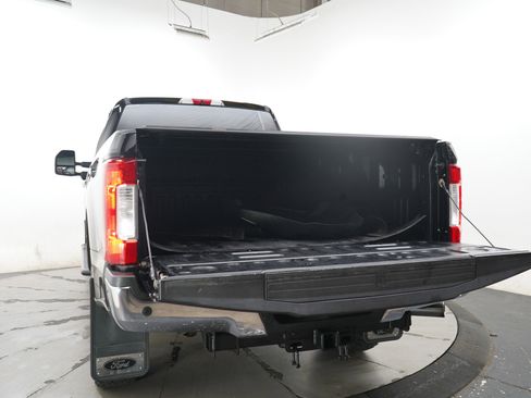 Used 2017 Ford F250 XLT w/ XLT Premium Package AWD/4WD image 17