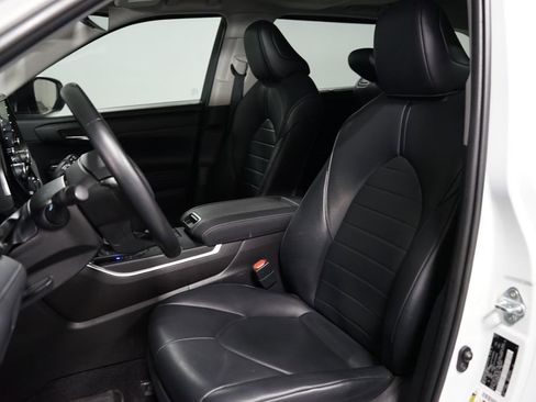 Certified 2021 Toyota Highlander XLE image 6