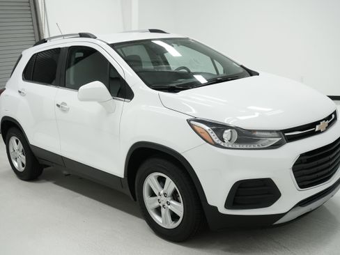 Used 2020 Chevrolet Trax LT w/ LT Convenience Package image 3