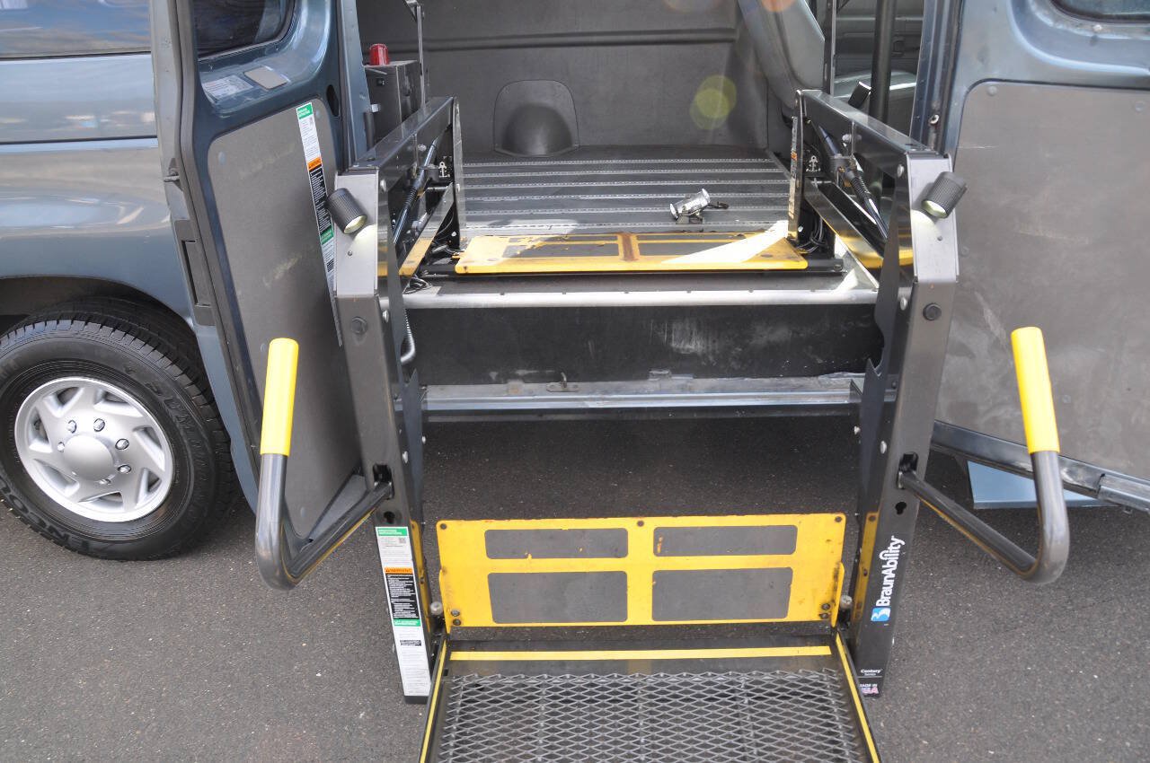 Used 2014 Ford E-350 and Econoline 350 Extended Super Duty w/ Power Group RWD image 17