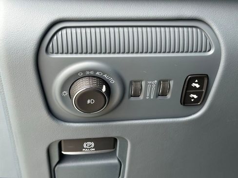 Used 2023 Jeep Grand Wagoneer Series III AWD/4WD image 24