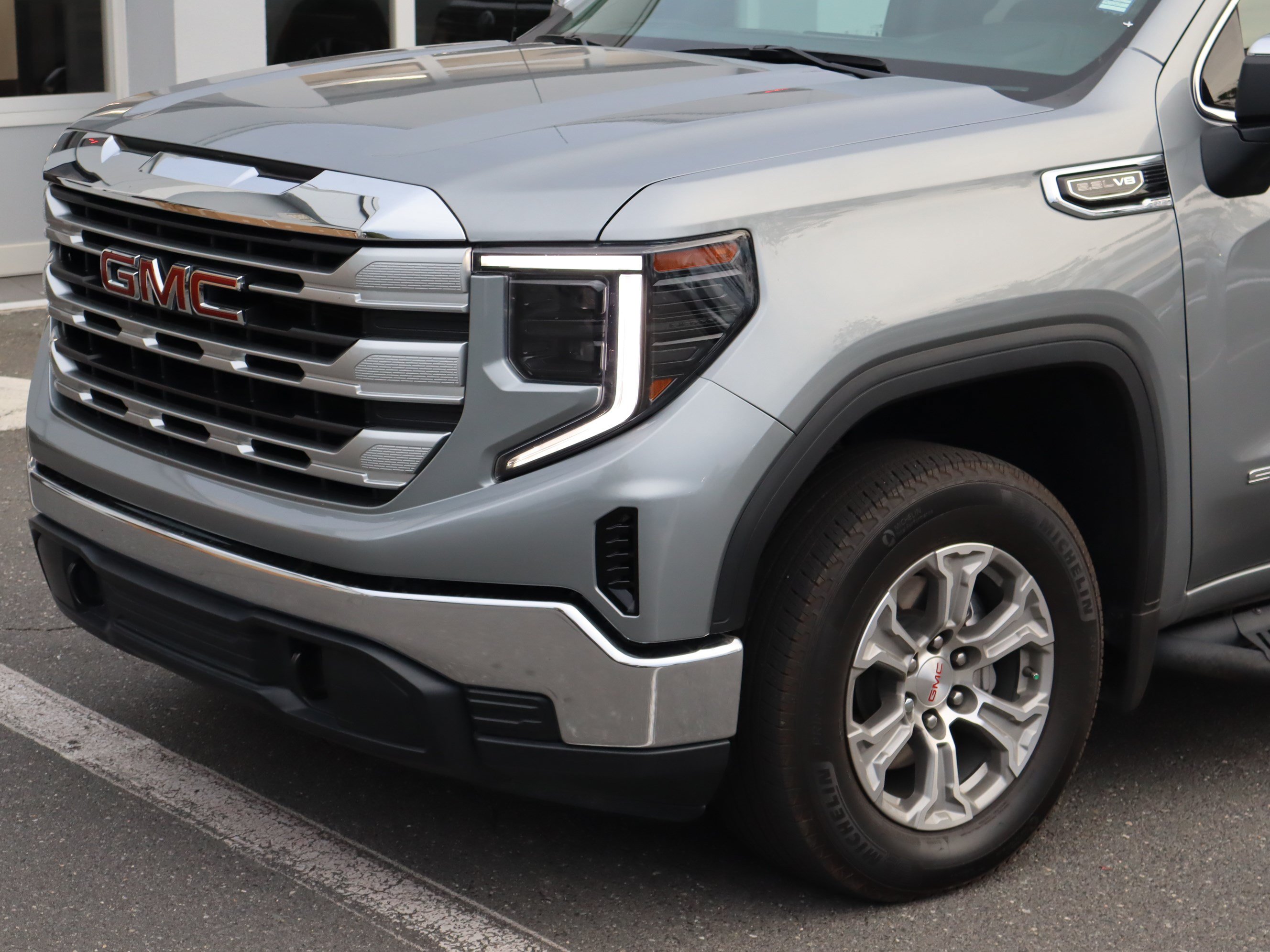 Used 2025 GMC Sierra 1500 SLE w/ Preferred Package AWD/4WD image 17
