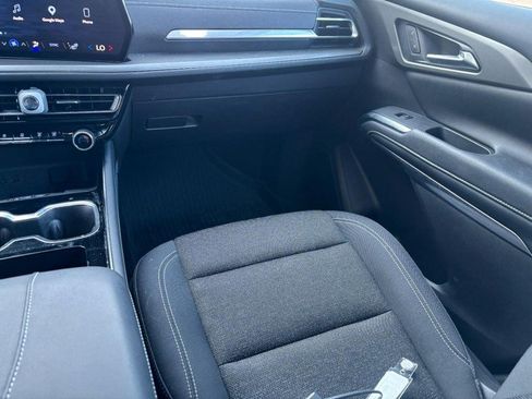 Used 2025 Chevrolet Traverse LT w/ LPO, Floor Liner Package FWD image 17