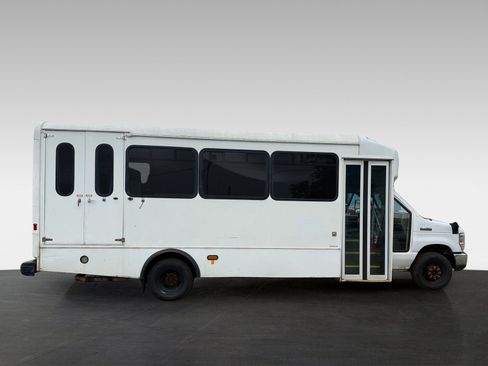 Used 2016 Ford E-450 and Econoline 450 Super Duty w/ Shuttle Bus Prep Package RWD image 8