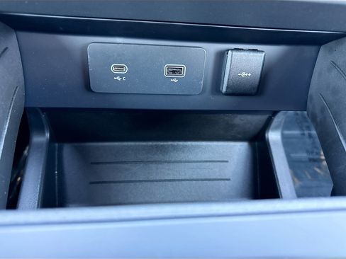 Used 2023 Land Rover Defender 90 X-Dynamic SE image 31