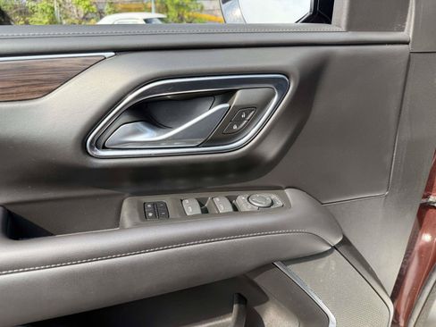 Used 2022 Chevrolet Suburban Z71 w/ Luxury Package AWD/4WD image 18