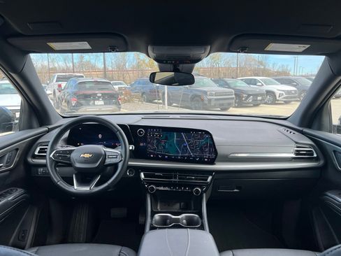 Used 2025 Chevrolet Traverse LT image 23