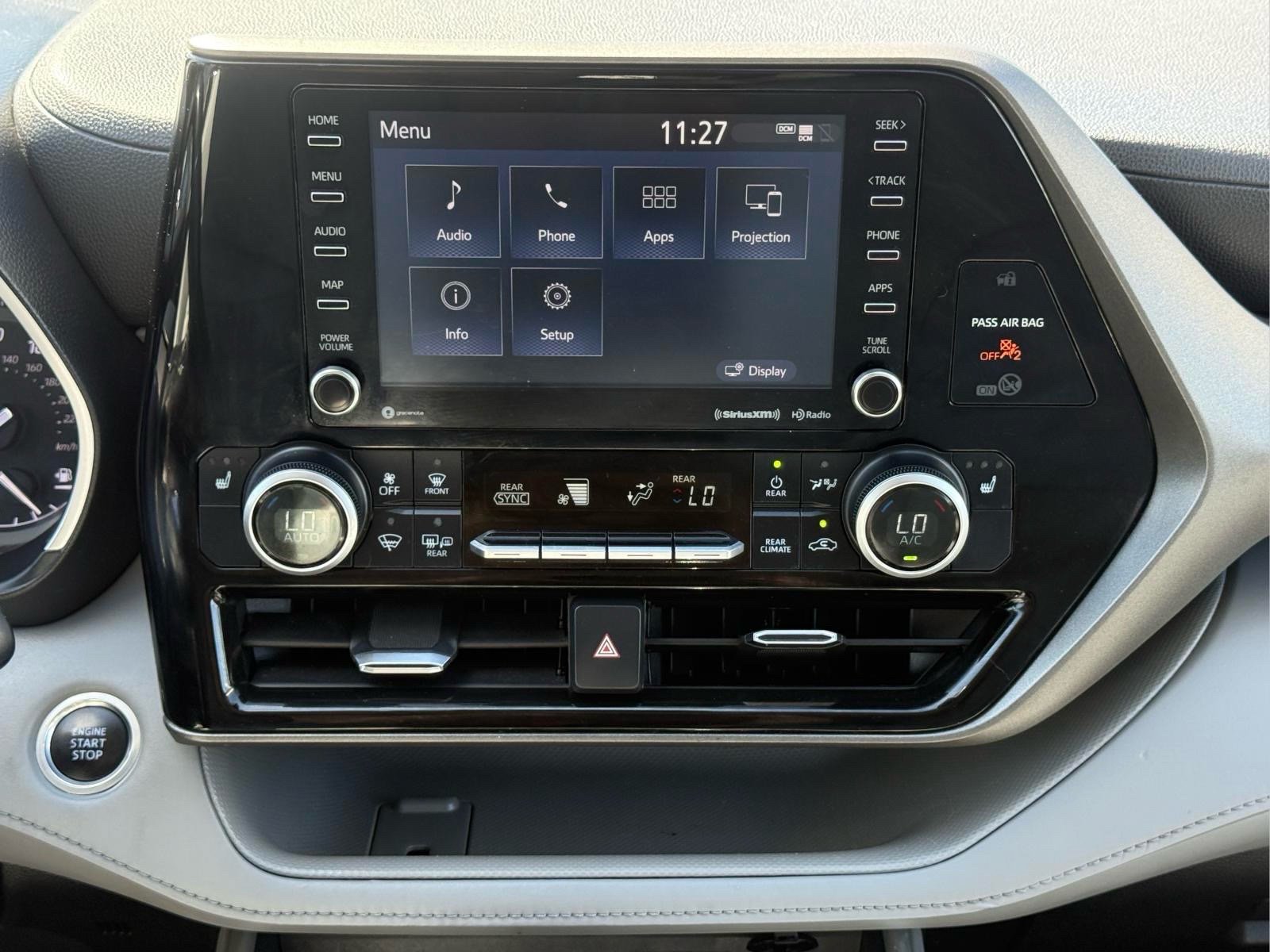Used 2021 Toyota Highlander XLE AWD/4WD image 23