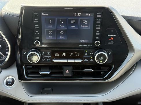 Used 2021 Toyota Highlander XLE AWD/4WD image 23