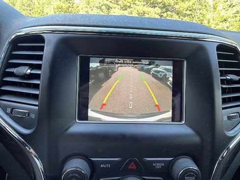 Used 2020 Jeep Grand Cherokee Laredo RWD image 33