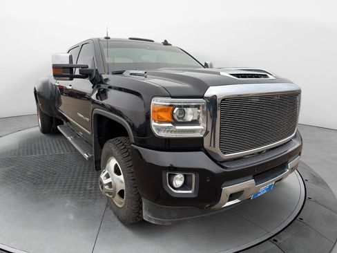 Used 2019 GMC Sierra 3500 Denali w/ Duramax Plus Package image 3