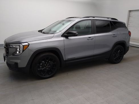 Used 2024 GMC Terrain SLE w/ Driver Convenience Package FWD image 2