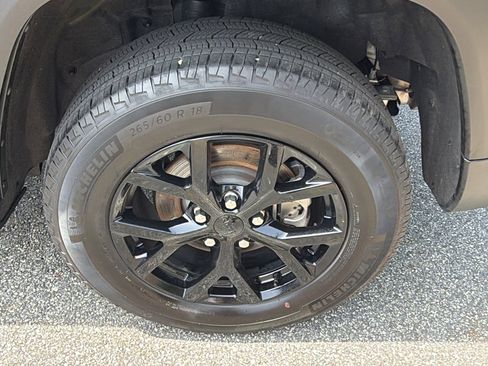 Used 2025 Jeep Grand Cherokee Altitude AWD/4WD image 12