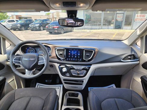 Used 2017 Chrysler Pacifica Touring FWD image 16