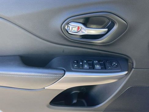 Used 2021 Jeep Cherokee Latitude w/ Mopar Interior Package image 16