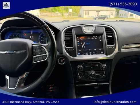 Used 2018 Chrysler 300 Limited AWD/4WD image 33