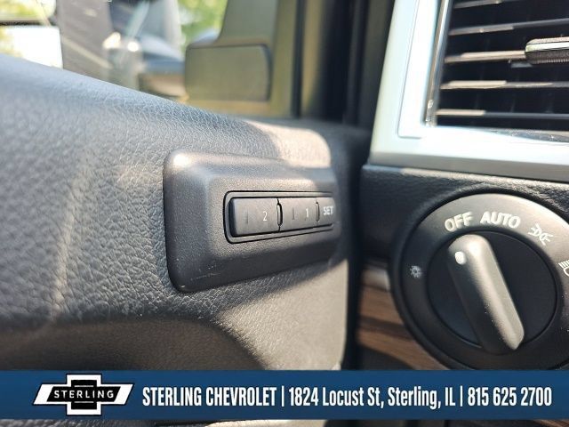 Used 2017 Nissan Titan SL w/ SL Towing Convenience Package AWD/4WD image 20