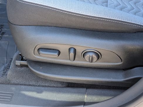 Used 2023 Chevrolet Equinox LS w/ LS Convenience Package FWD image 21