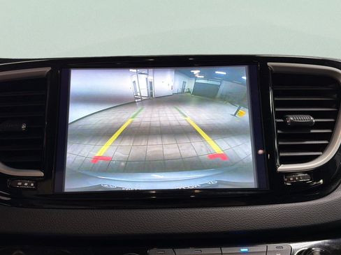 Used 2024 Chrysler Pacifica Touring-L FWD image 26