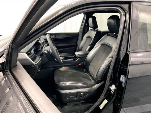 Used 2023 Jeep Grand Cherokee L Laredo AWD/4WD image 10