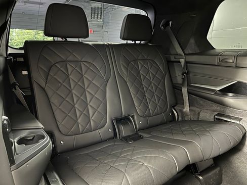 Used 2025 BMW X7 xDrive40i w/ M Sport Package AWD/4WD image 14