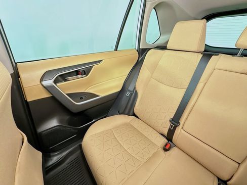Used 2022 Toyota RAV4 XLE FWD image 12