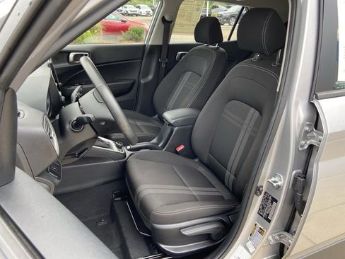 Used 2025 Hyundai Venue SEL FWD image 18