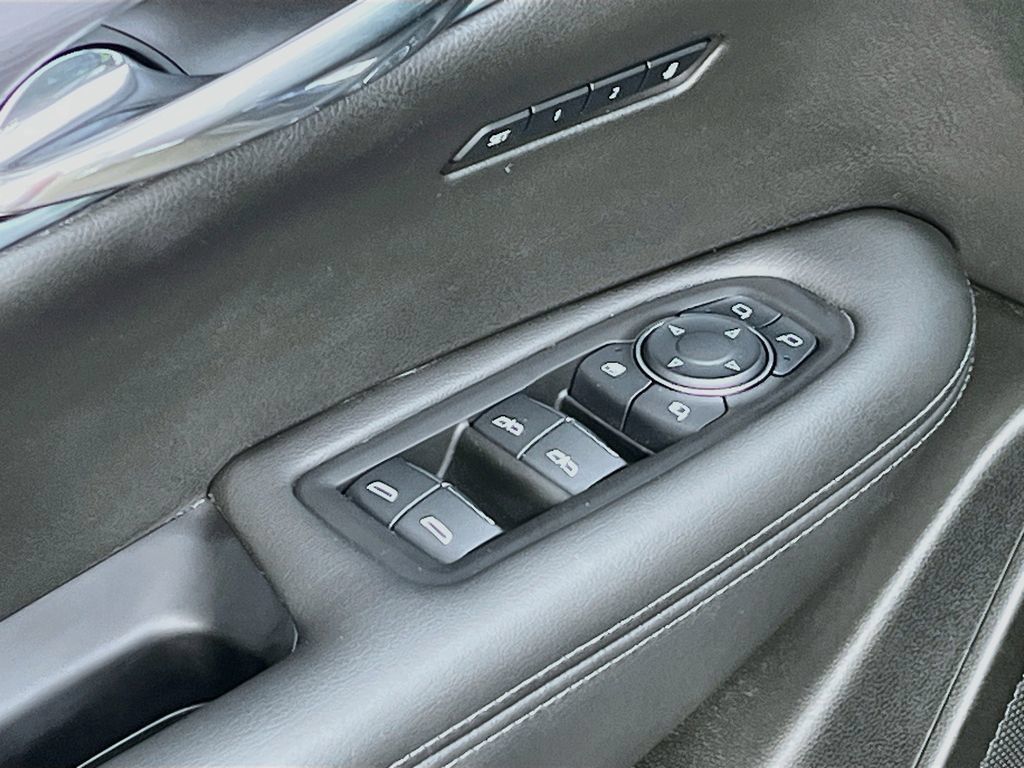Used 2025 Cadillac XT6 Luxury w/ LPO, Floor Liner Package AWD/4WD image 17