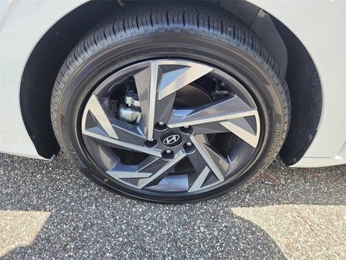 New 2025 Hyundai Elantra Limited image 32