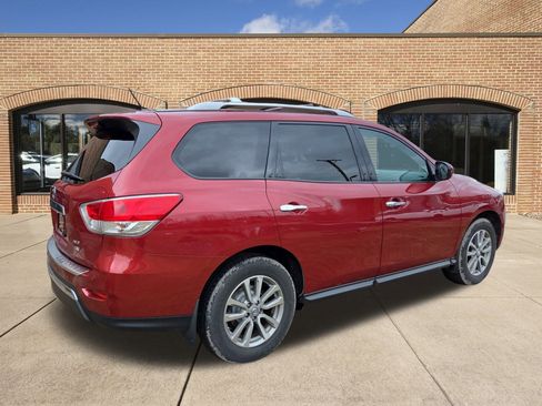 Used 2016 Nissan Pathfinder SV image 3