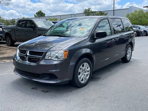 Used 2018 Dodge Grand Caravan SE w/ UConnect Hands-Free Group FWD image 3
