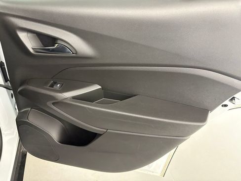 Used 2025 Chevrolet Trax LT FWD image 42