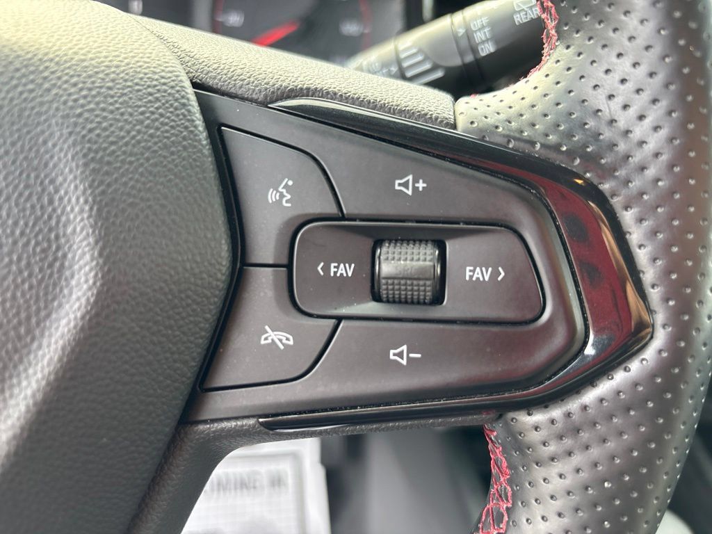 Used 2024 Chevrolet Trax RS w/ Sunroof Package FWD image 17