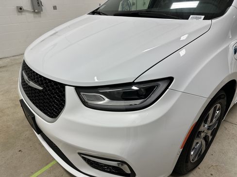 Used 2023 Chrysler Pacifica Pinnacle image 6