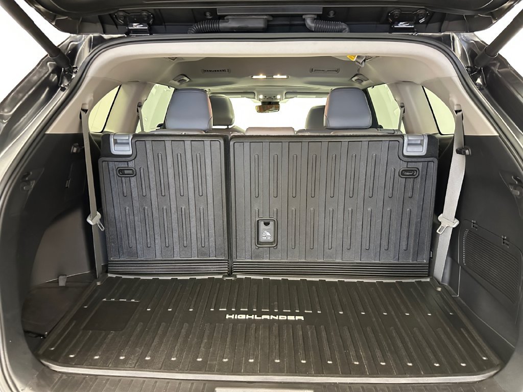 Used 2025 Toyota Highlander XLE AWD/4WD image 19