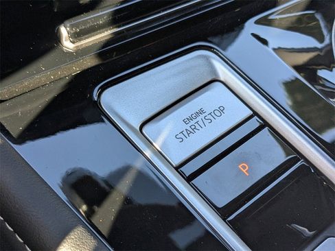 Used 2025 Volkswagen Atlas Cross Sport SE image 32