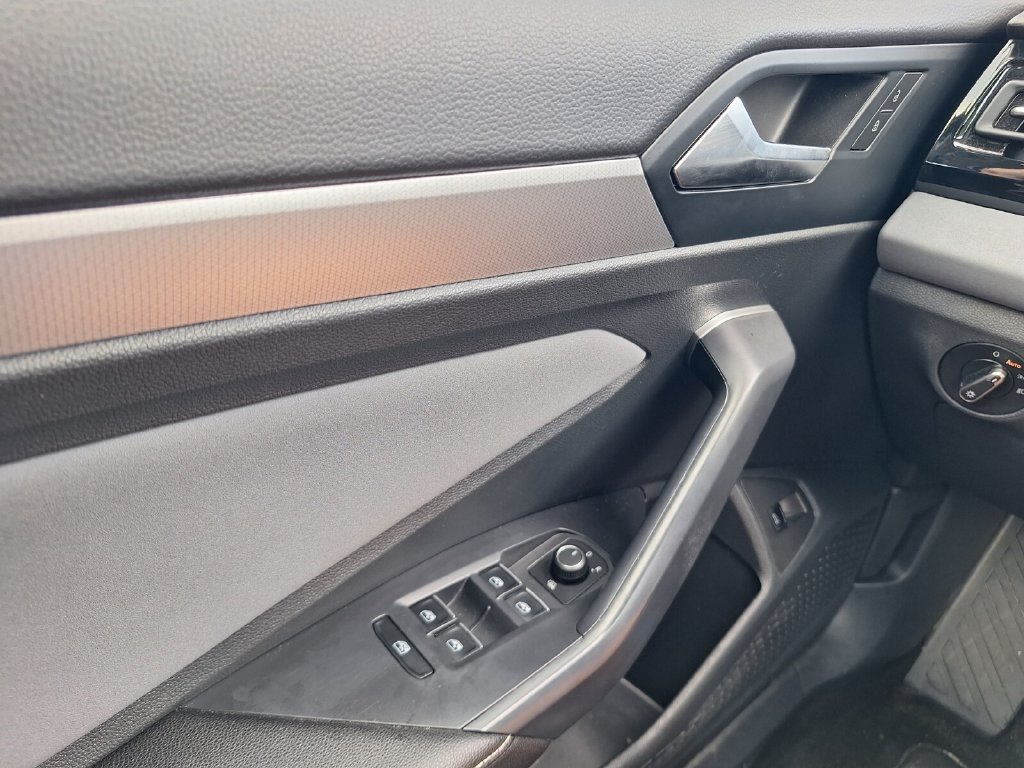 Used 2025 Volkswagen Jetta SE FWD image 17