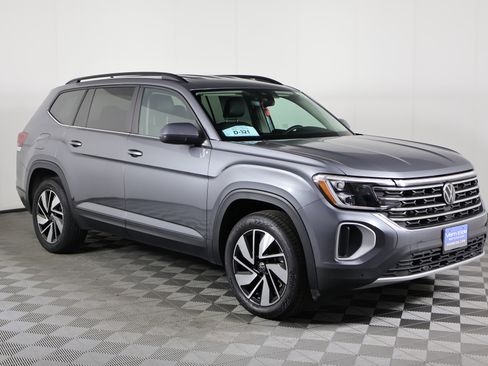 Used 2025 Volkswagen Atlas SE image 4