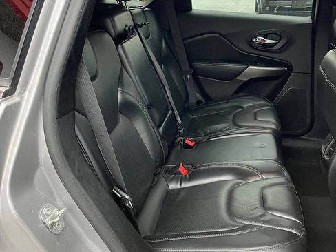 Used 2019 Jeep Cherokee Limited FWD image 30