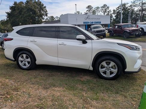 Used 2021 Toyota Highlander LE image 3