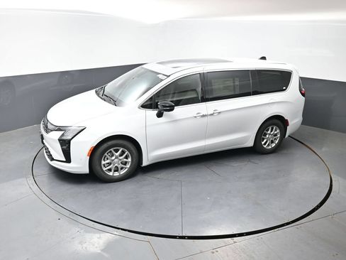 New 2027 Chrysler Pacifica Select FWD image 34